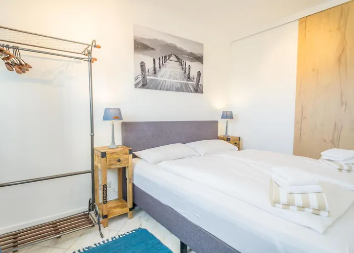 Friedrichstrasse 23, App 34 *